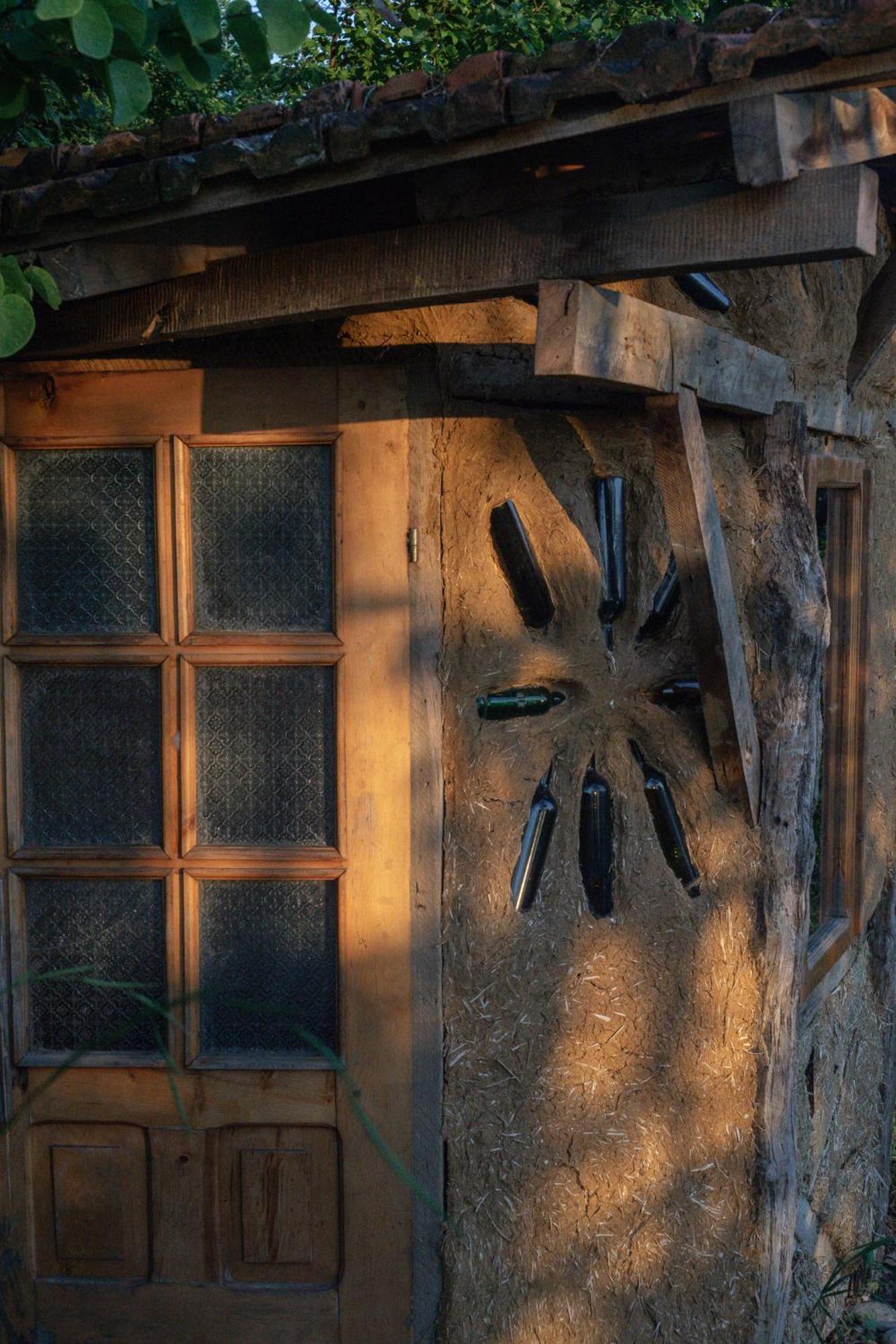The House In The Village Pellumbas Buitenkant foto