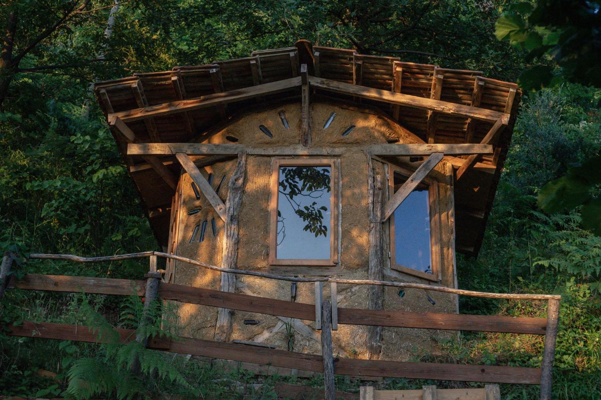 The House In The Village Pellumbas Buitenkant foto