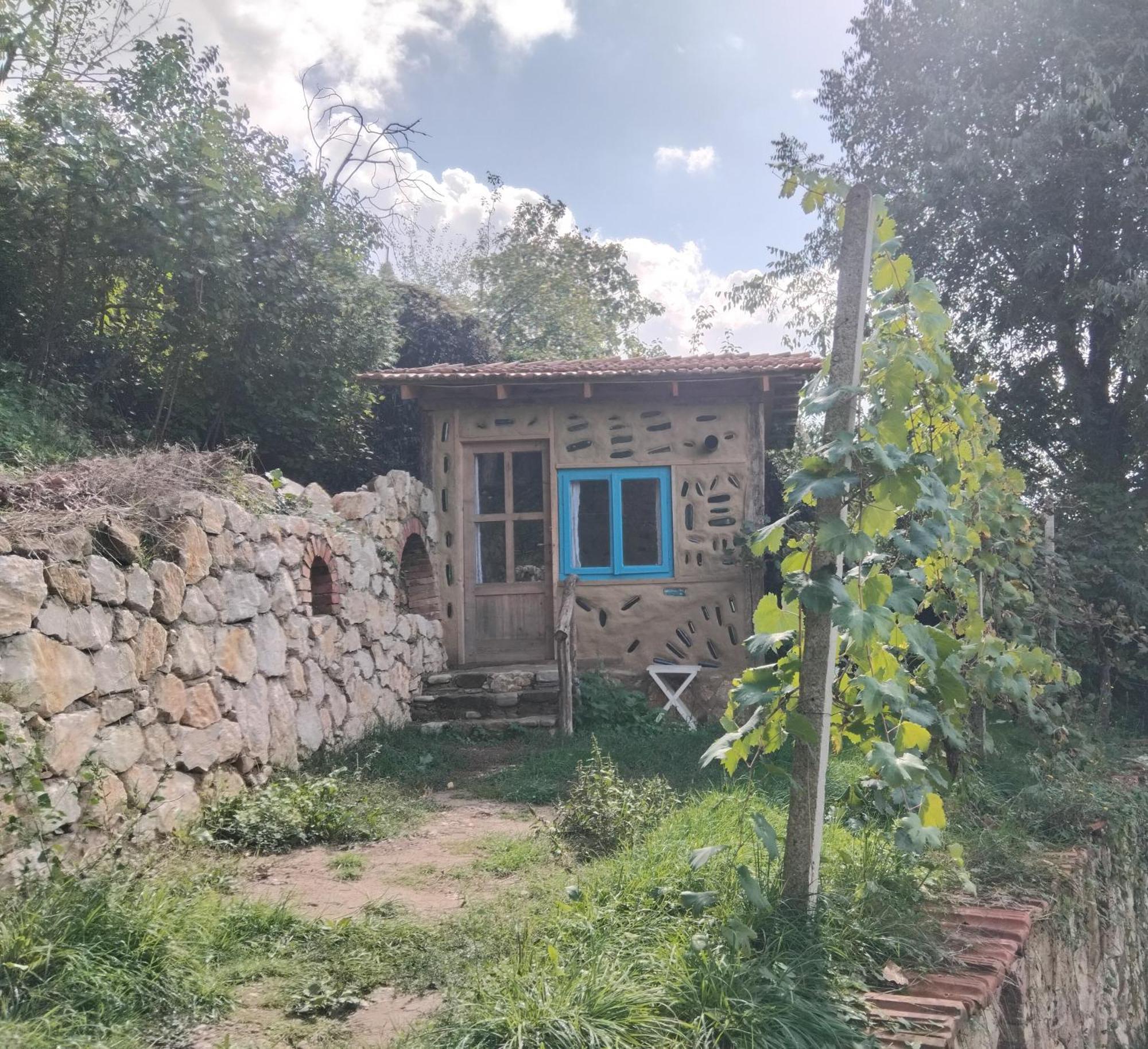 The House In The Village Pellumbas Buitenkant foto